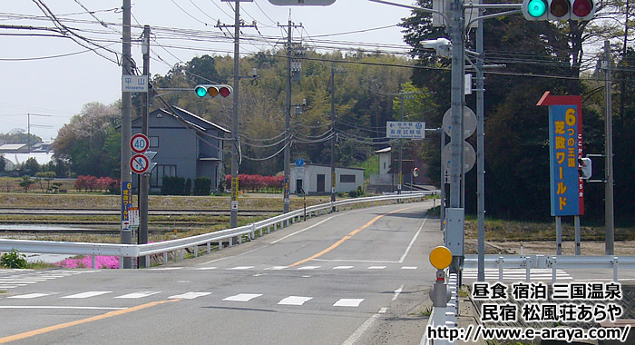 道沿いに看板あり、ここを左へ